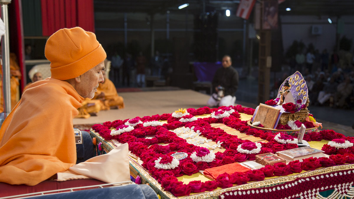 Param Pujya Mahant Swami Maharaj performs his morning puja, 19 Jan 2017
