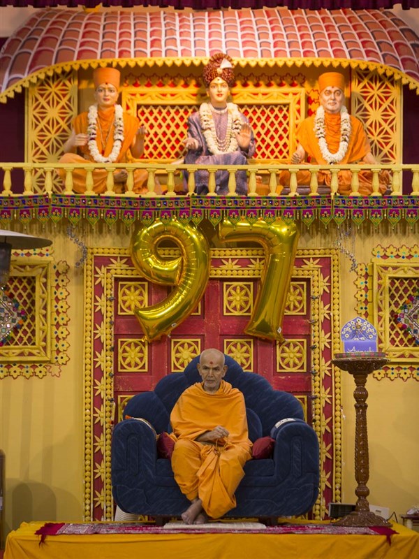 Param Pujya Mahant Swami Maharaj during the assembly, 19 Jan 2017