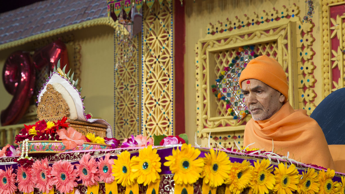 Param Pujya Mahant Swami Maharaj performs his morning puja, 20 Jan 2017
