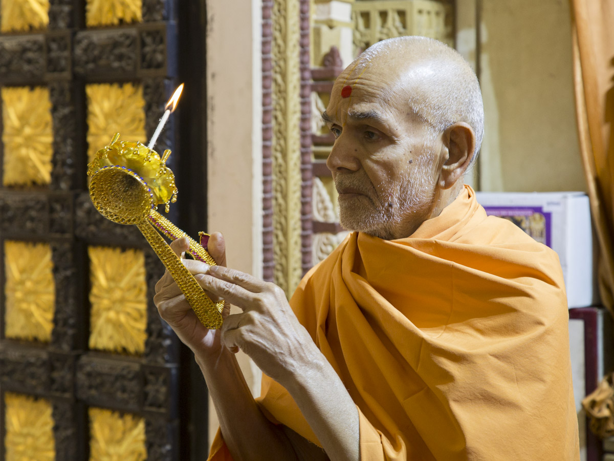 Param Pujya Mahant Swami Maharaj performs arti, 20 Jan 2017