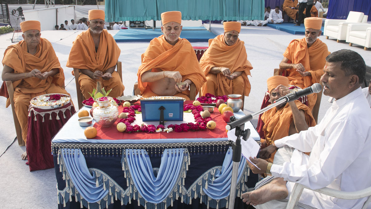 Pujya Viveksagar Swami and sadhus perform asthikalash mahapuja rituals