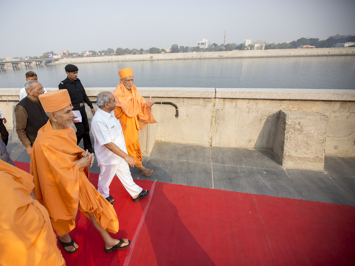 Pujya Mahant Swami Maharaj and Shri Nitinbhai Patel on the riverfront