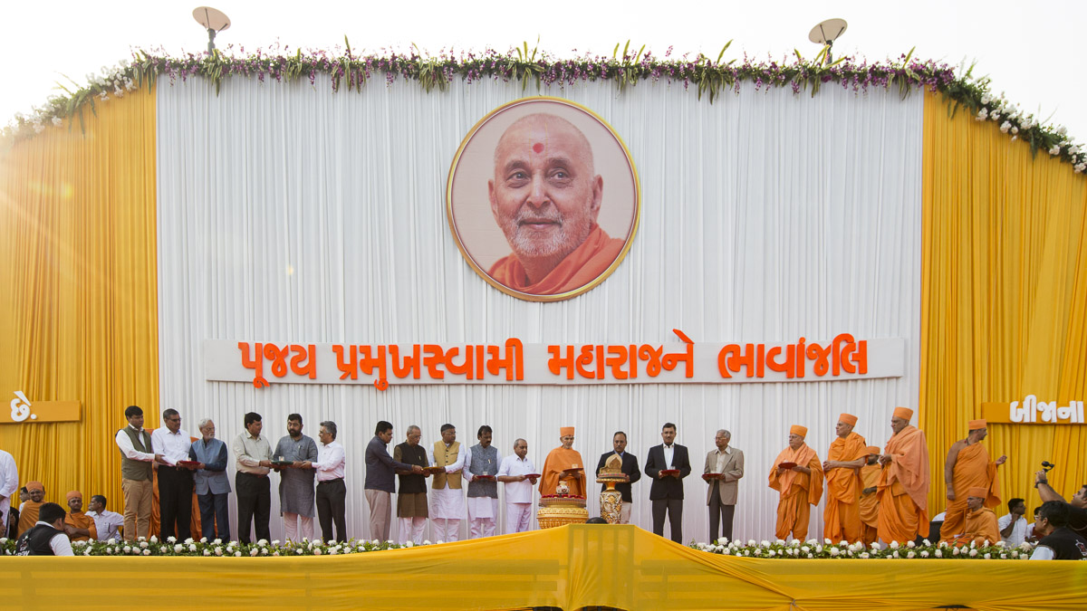 Param Pujya Mahant Swami Maharaj and dignitaries perform arti