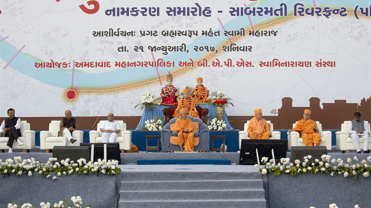 Param Pujya Mahant Swami Maharaj, senior sadhus and dignitaries during the assembly