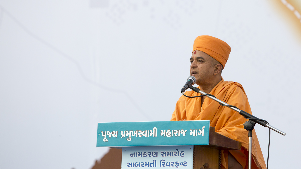 Pujya Brahmavihari Swami addresses the assembly
