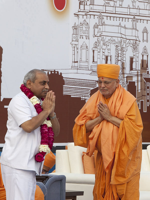 Pujya Ishwarcharan Swami honors Deputy Chief Minister of Gujarat Shri Nitinbhai Patel with a garland