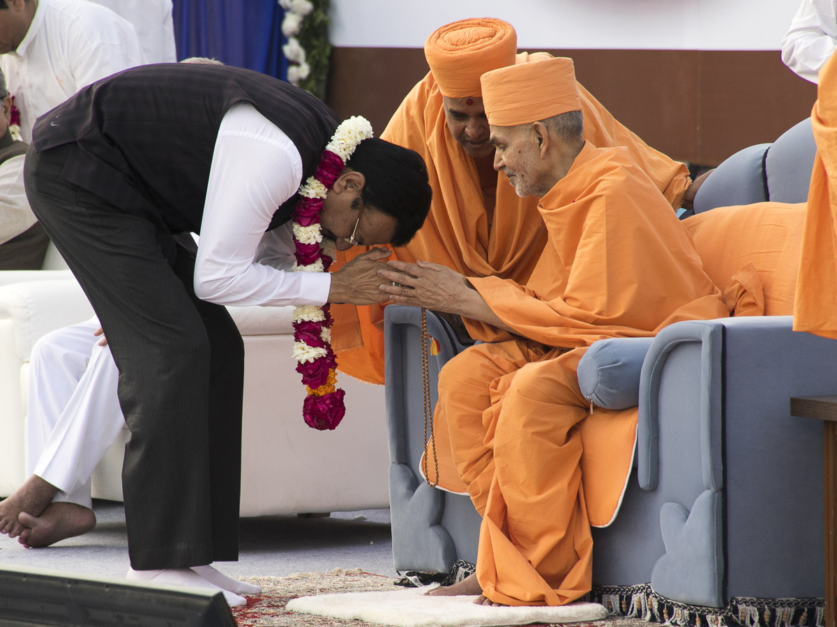 Param Pujya Mahant Swami Maharaj blesses Minister for Law and Judiciary, Gujarat, Shri Pradipsinh Jadeja