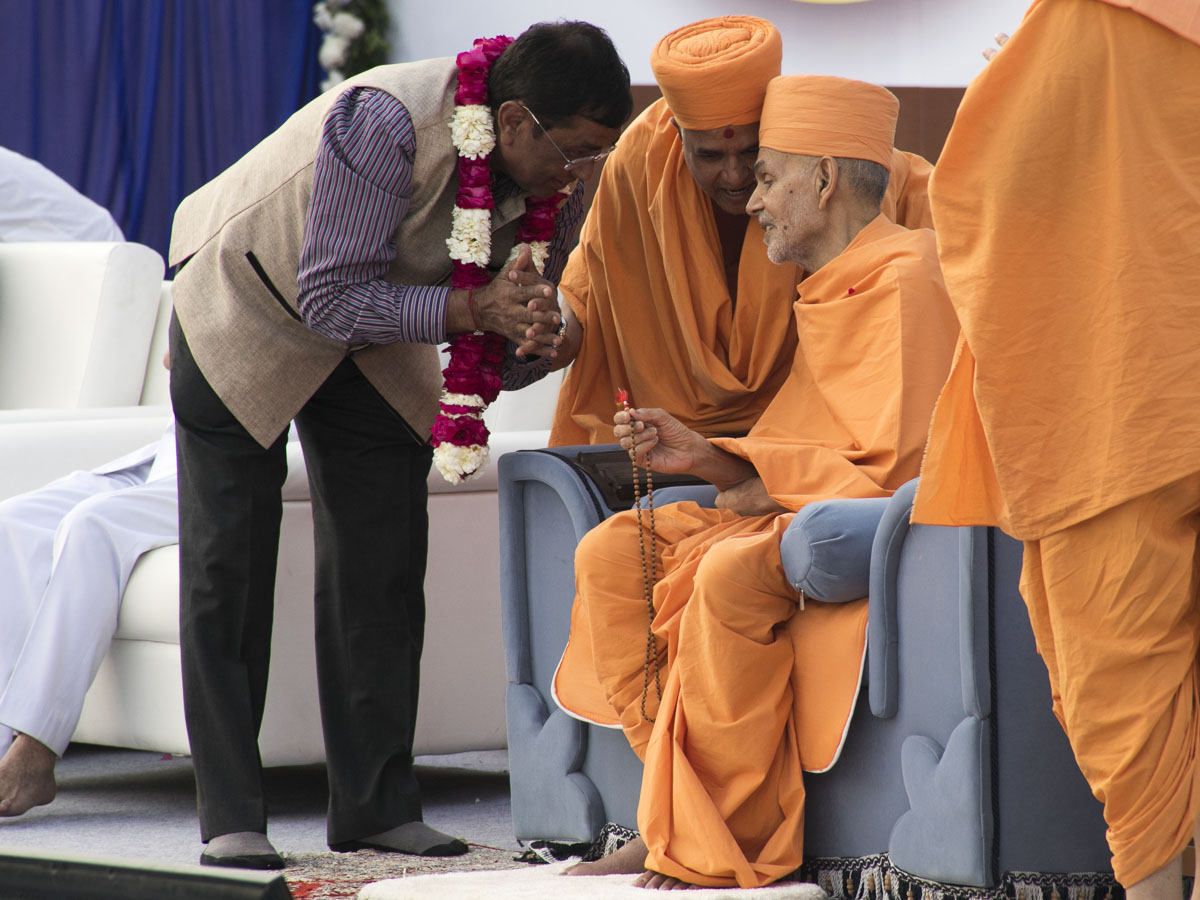 Param Pujya Mahant Swami Maharaj blesses Shri Kiritbhai Solanki, MLA
