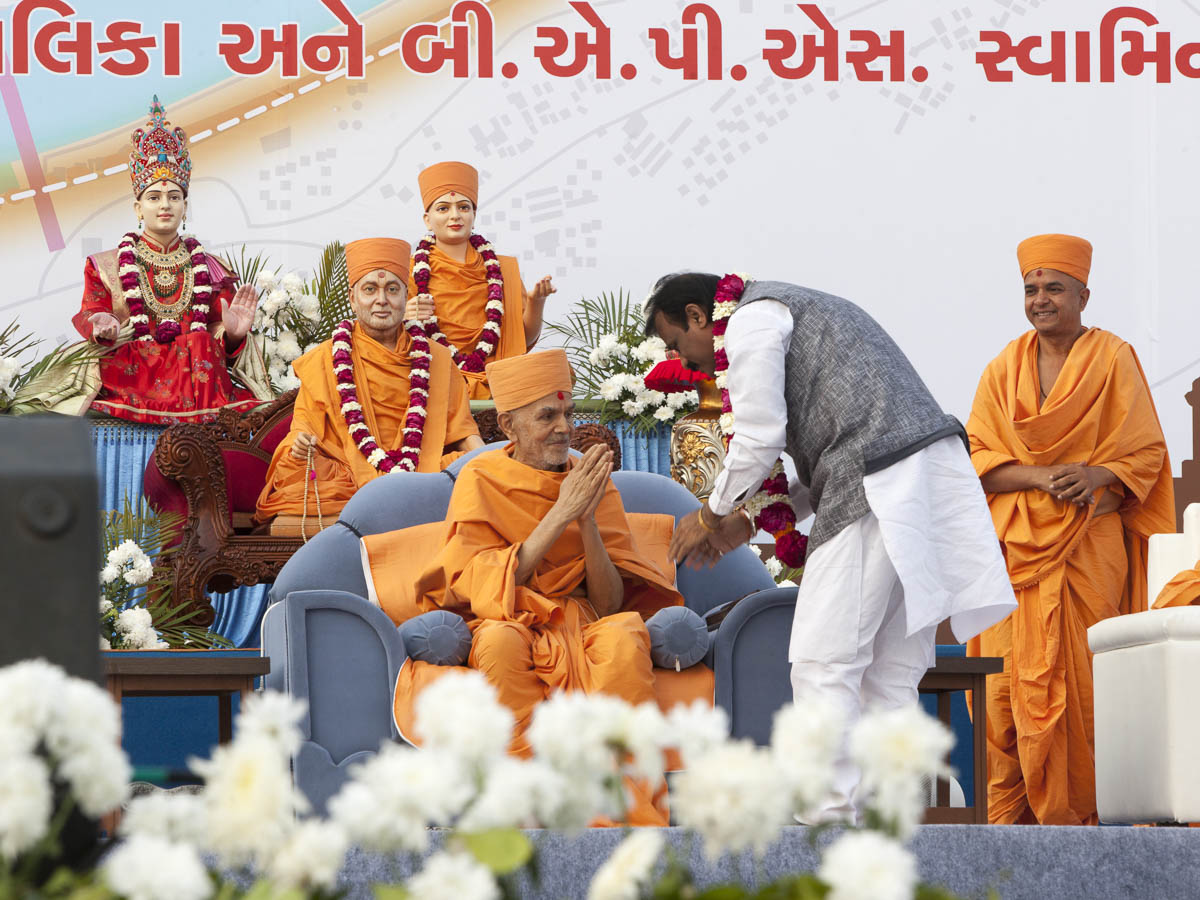 Param Pujya Mahant Swami Maharaj blesses Shri Gautambhai Shah, Mayor of Ahmedabad