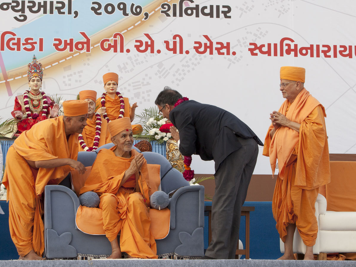 Param Pujya Mahant Swami Maharaj blesses Shri Mukesh Kumar, Municipal Commissioner of Ahmedabad 