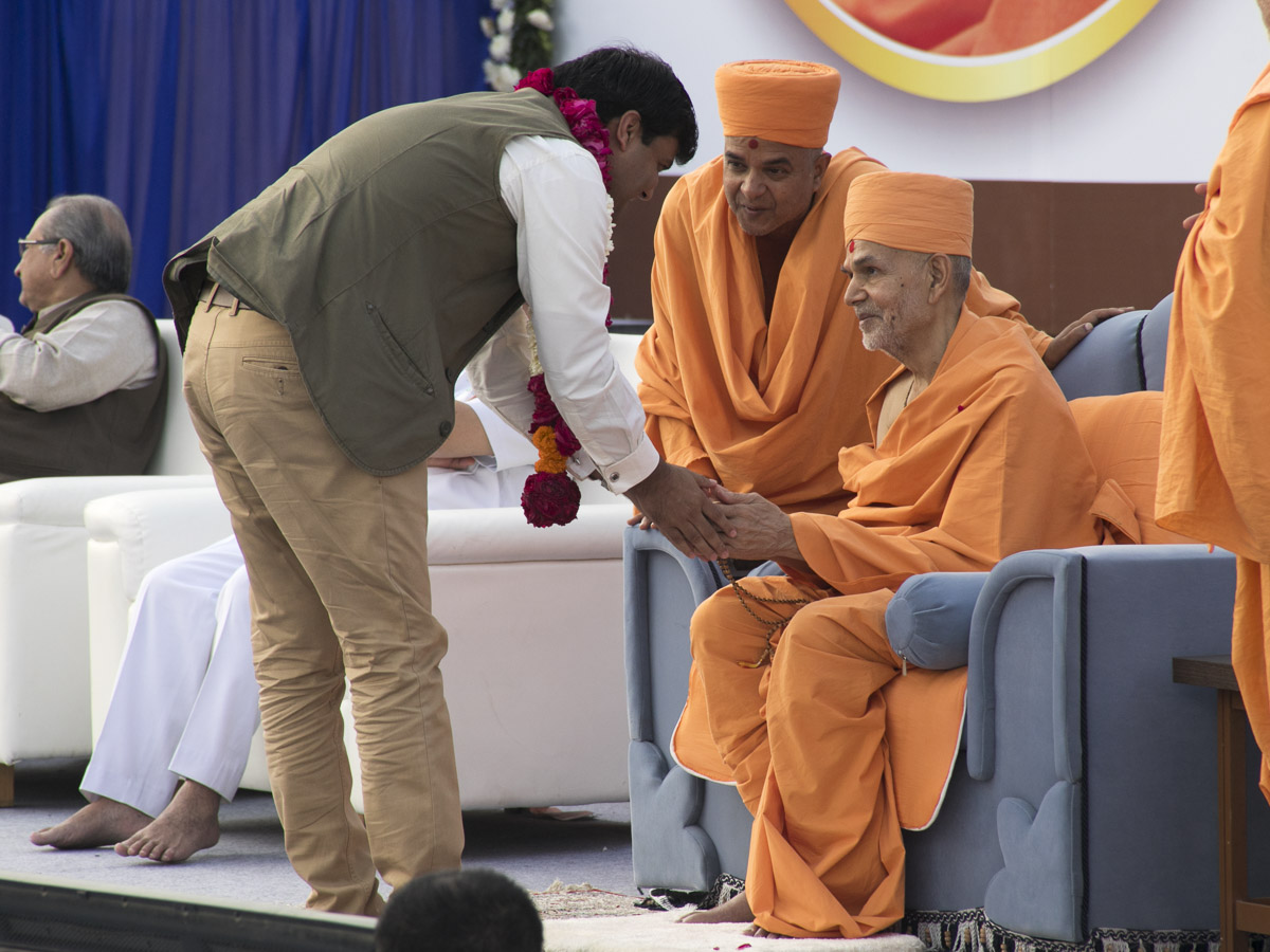 Param Pujya Mahant Swami Maharaj blesses Shri Rakesh Shanker, Deputy Municipal Commissioner, Ahmedabad