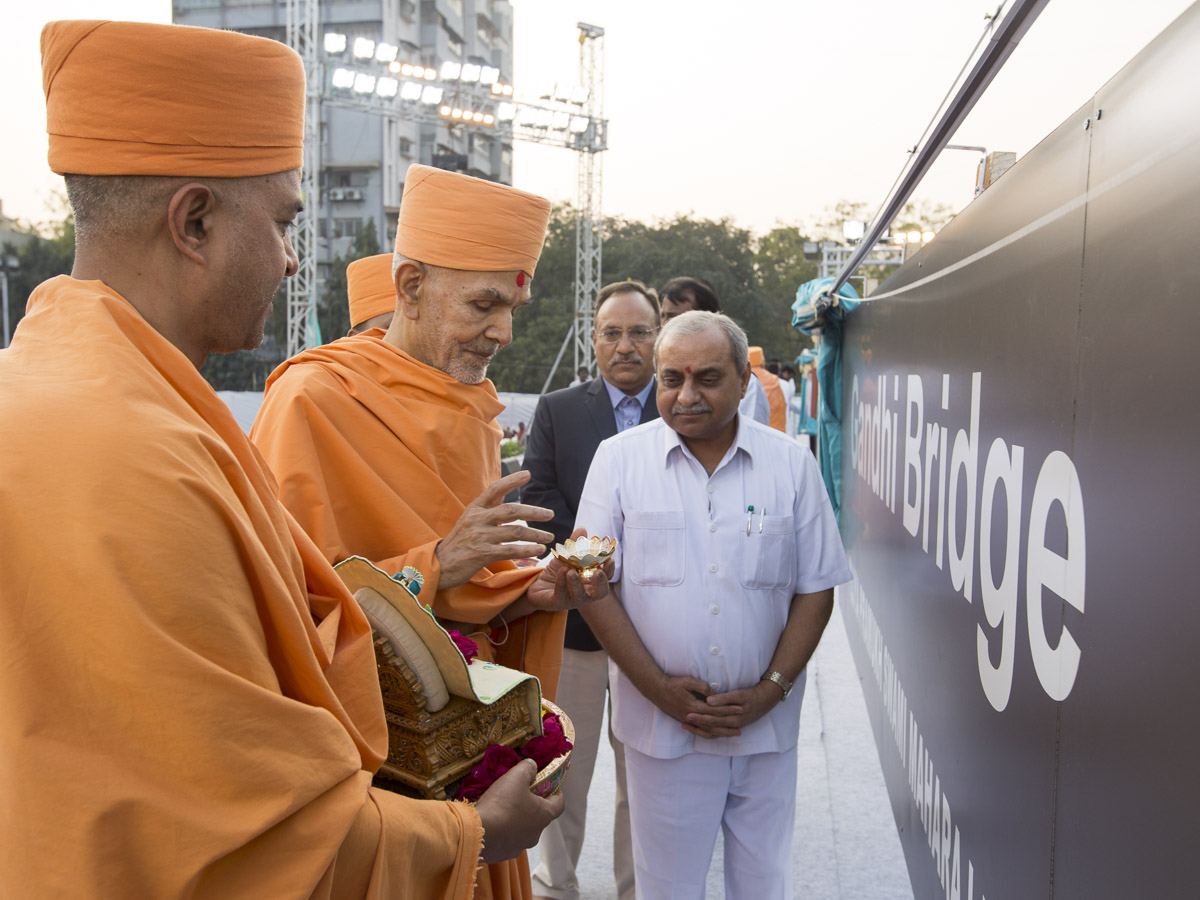 Param Pujya Mahant Swami Maharaj performs pujan of sign board