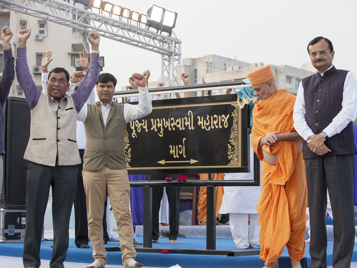 Pujya Viveksagar Swami, Shri Pradipsinh Jadeja and dignitaries inaugurate sign board of 'Pujya Pramukh Swami Maharaj Marg'