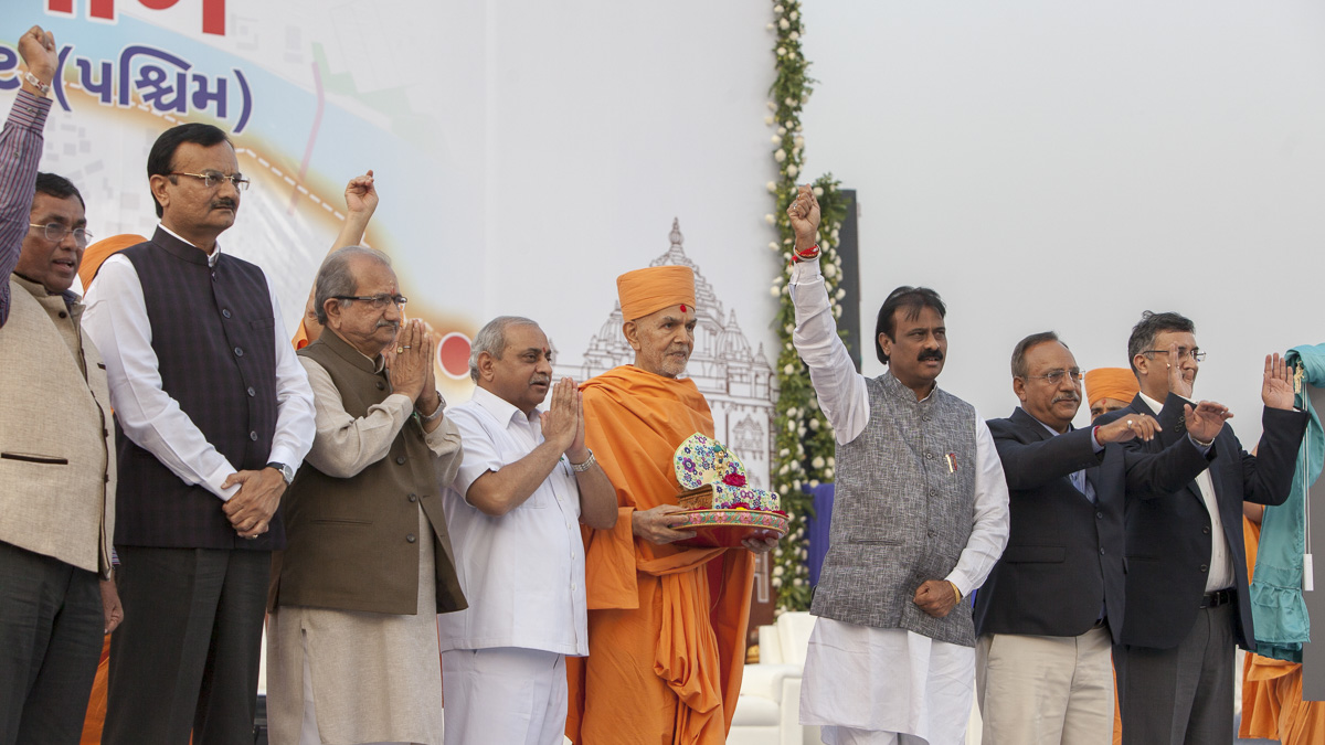 Param Pujya Mahant Swami Maharaj and dignitaries hail the 'Jai' of HH Pramukh Swami Maharaj