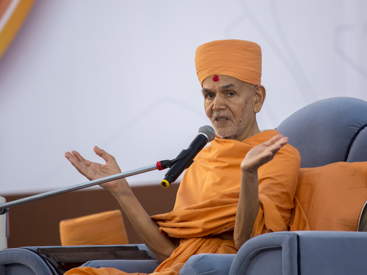 Param Pujya Mahant Swami Maharaj blesses the assembly