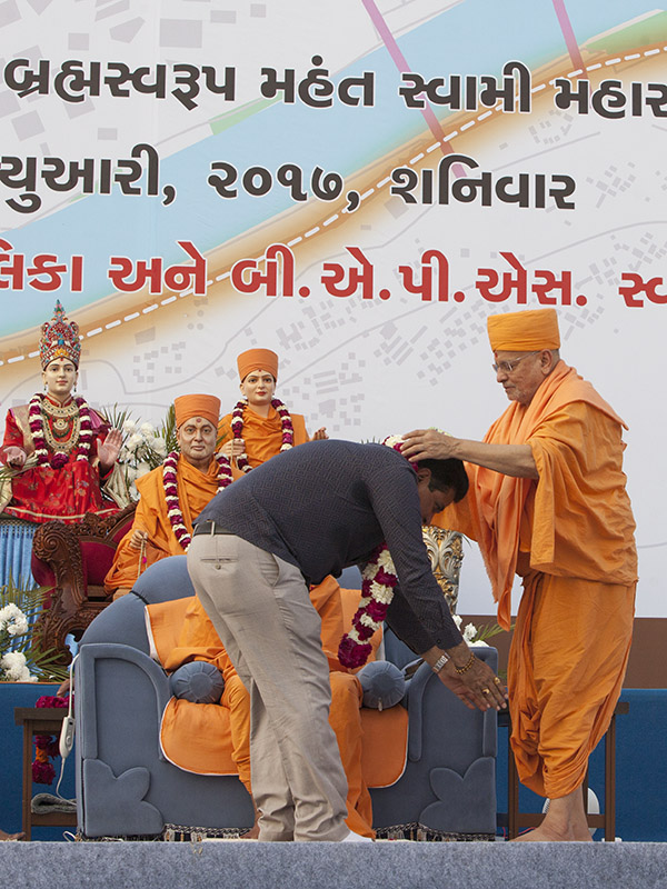 Pujya Ishwarcharan Swami honors Shri Pravinbhai Patel, Standing Committee Chairman, Ahmedabad