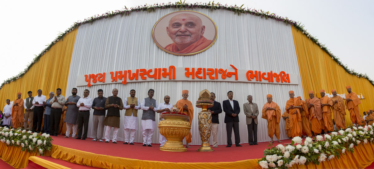 Param Pujya Mahant Swami Maharaj, Senior sadhus and dignitaries offer mantra-pushpanjali