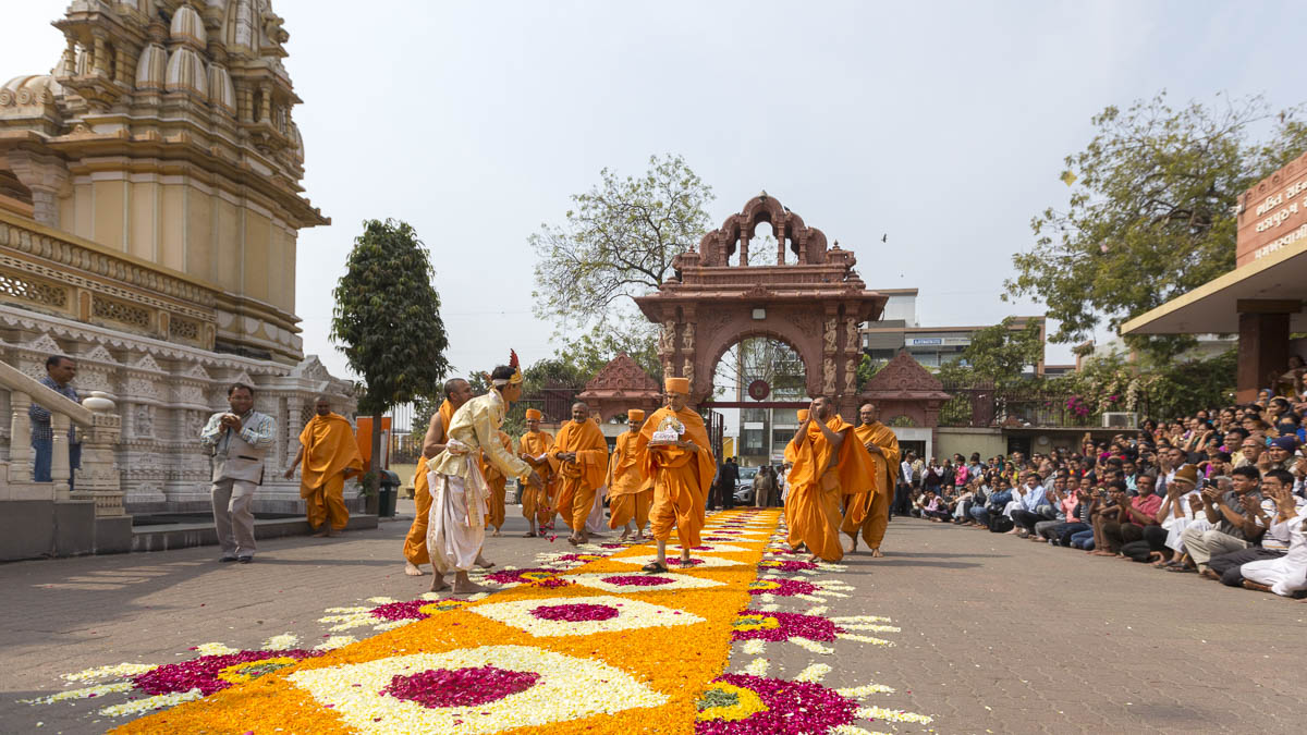 Param Pujya Mahant Swami Maharaj arrives at BAPS Shri Swaminarayan Mandir, Ahmedabad, 20 Jan 2017
