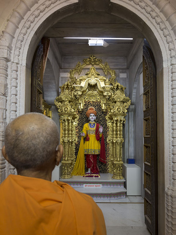 Param Pujya Mahant Swami Maharaj engrossed in darshan of Thakorji, 20 Jan 2017