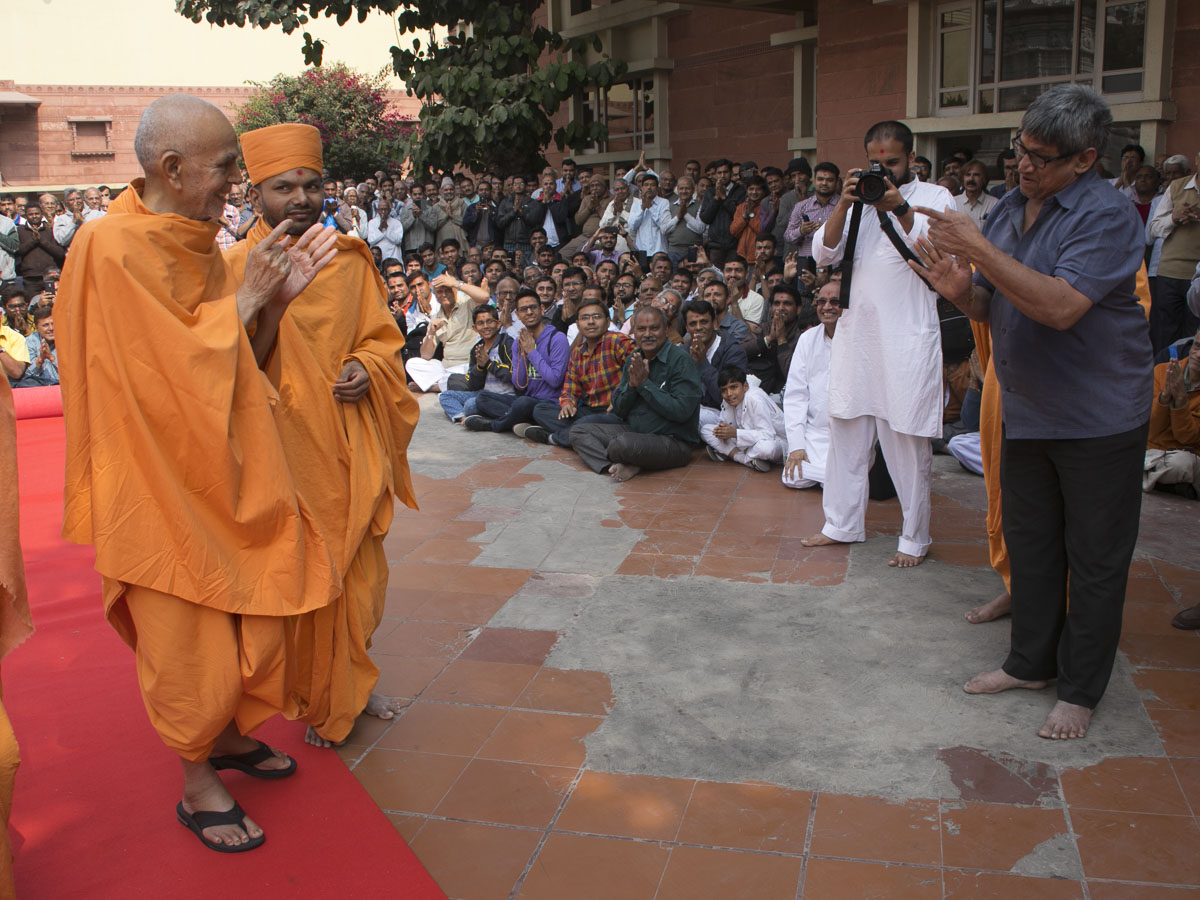 Devotees doing darshan of Param Pujya Mahant Swami Maharaj, 20 Jan 2017