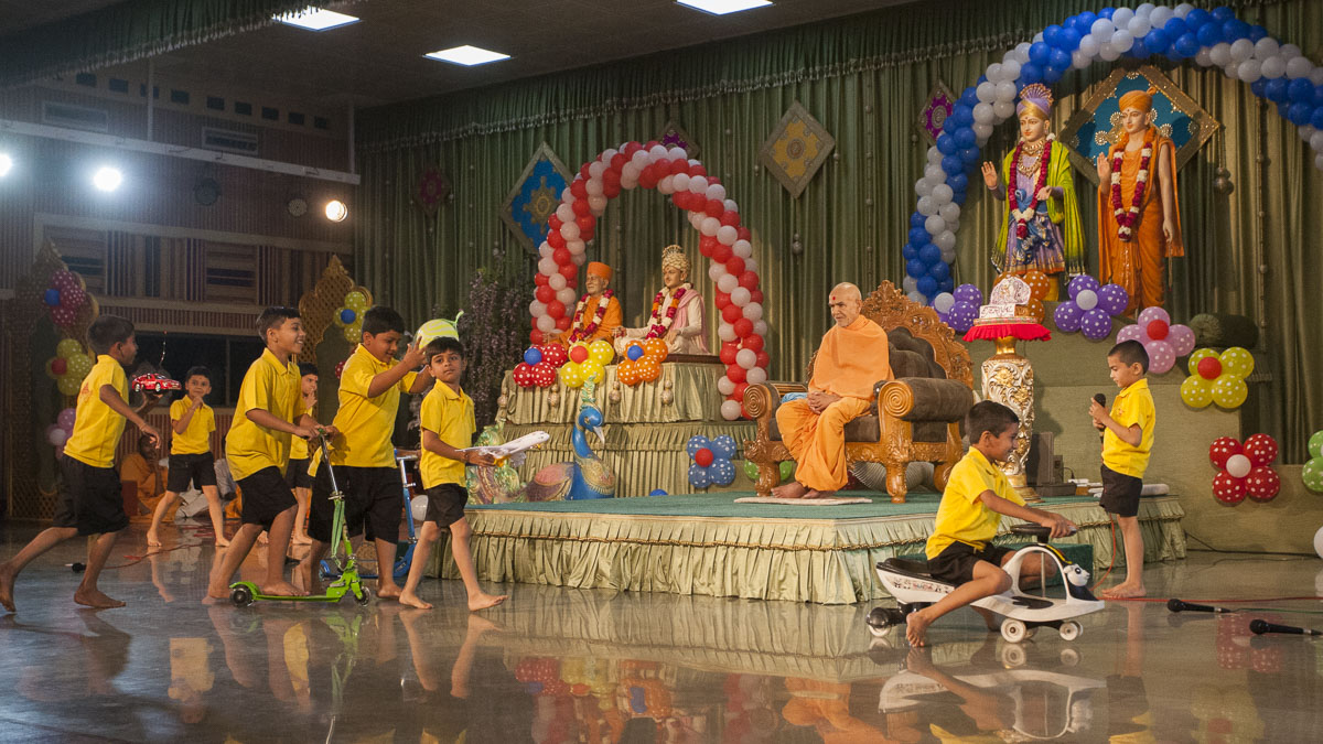Children perform before Param Pujya Mahant Swami Maharaj, 20 Jan 2017