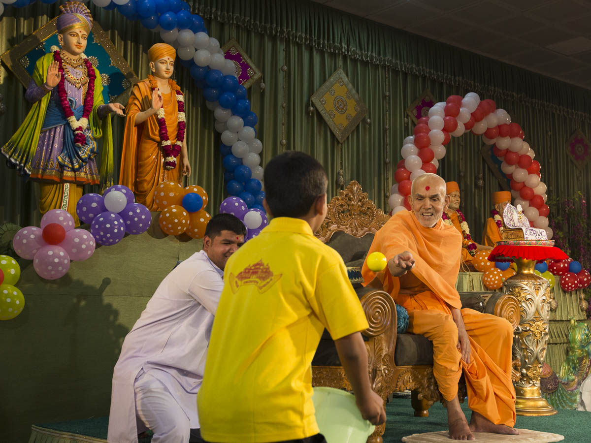 Param Pujya Mahant Swami Maharaj interacts with the children, 20 Jan 2017