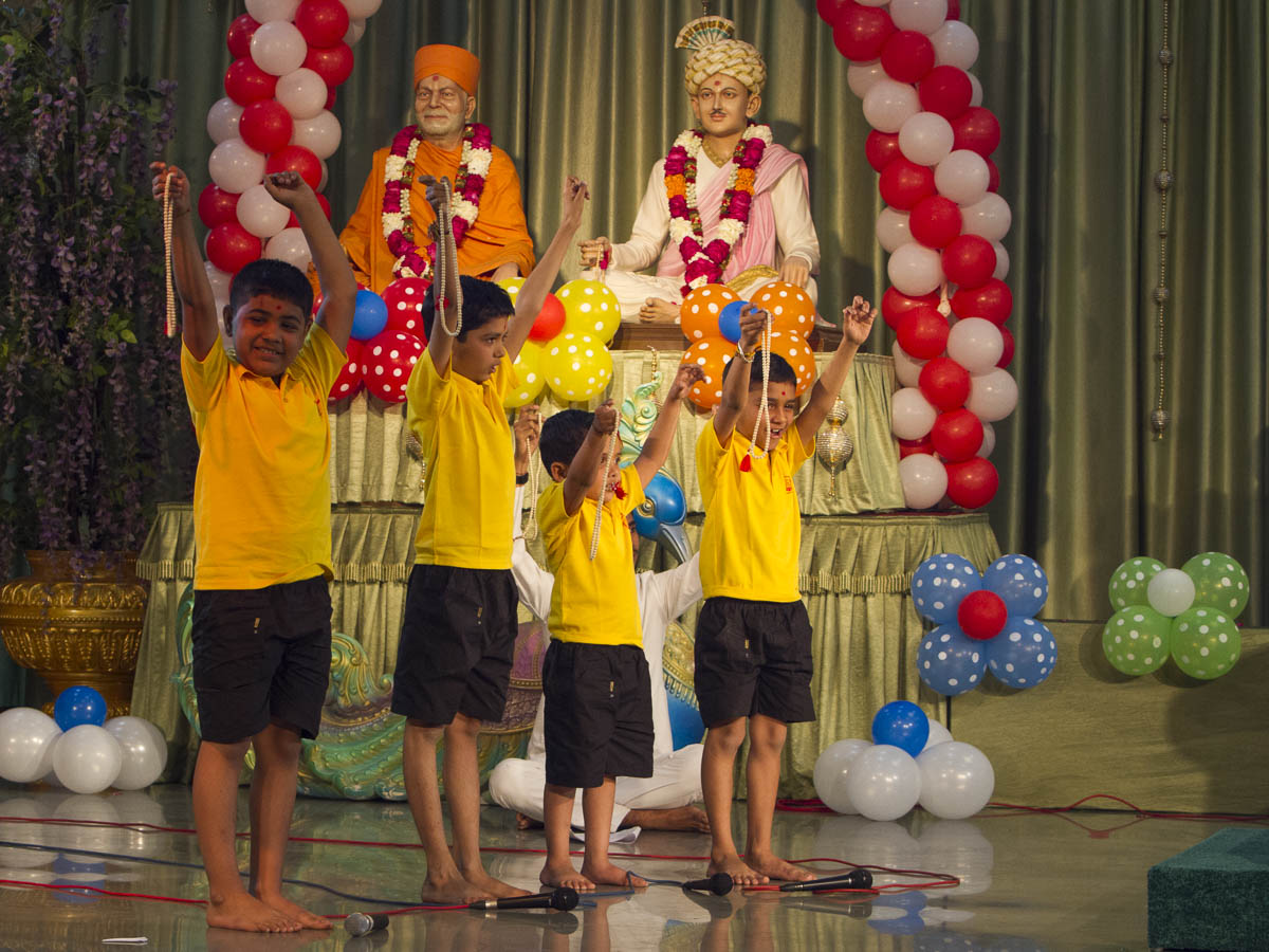 Children perform before Param Pujya Mahant Swami Maharaj, 20 Jan 2017