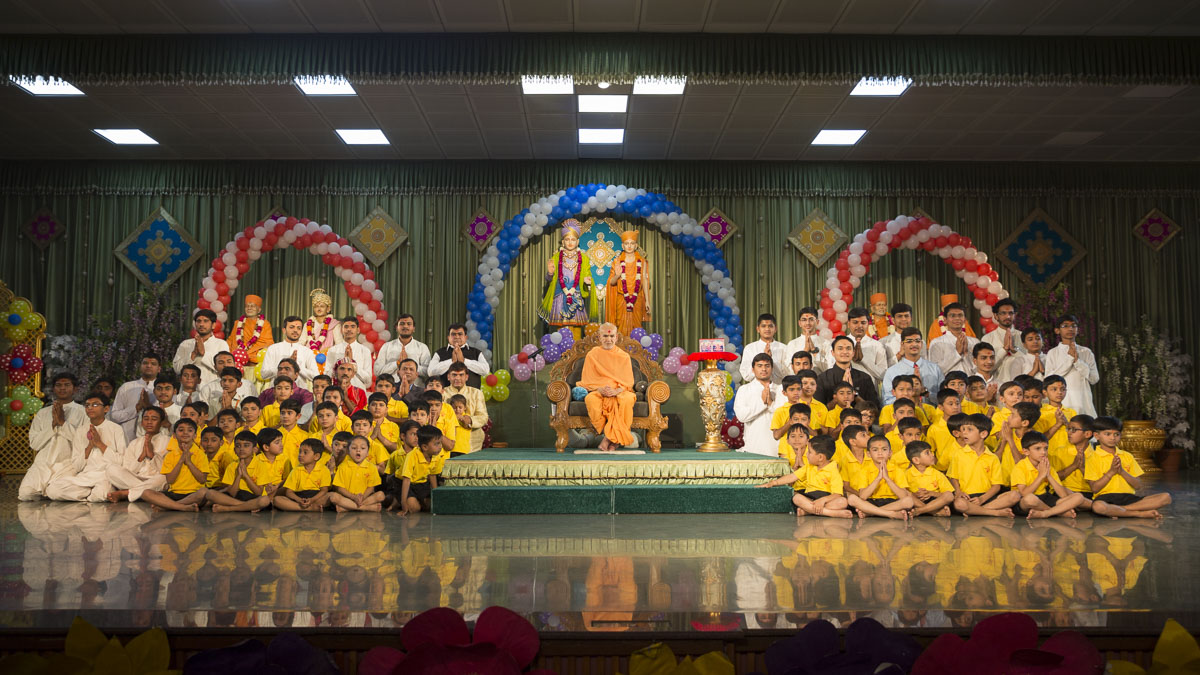 Children and karyakars of Ahmedabad bal mandal with Param Pujya Mahant Swami Maharaj, 20 Jan 2017
