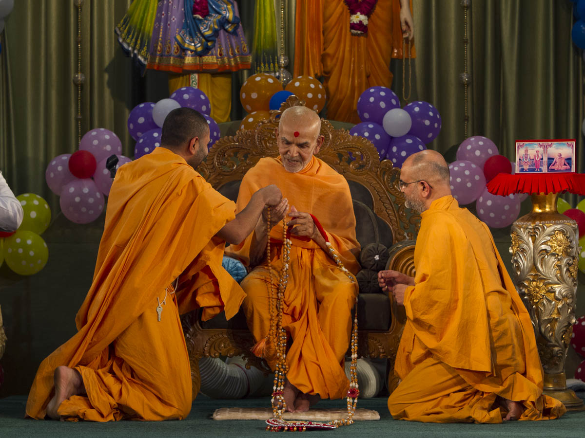 Sadhus honor Param Pujya Mahant Swami Maharaj with a garland, 20 Jan 2017
