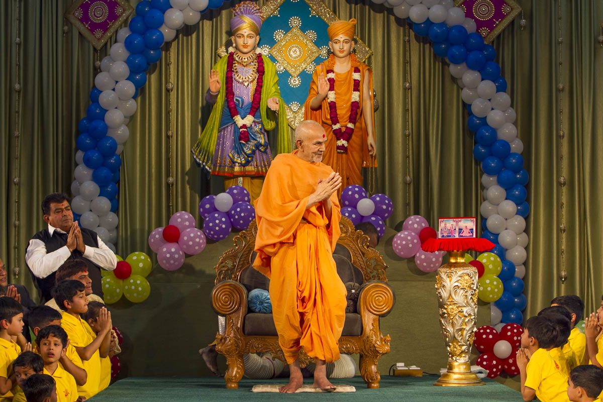 Param Pujya Mahant Swami Maharaj greets the children with 'Jai Swaminarayan', 20 Jan 2017