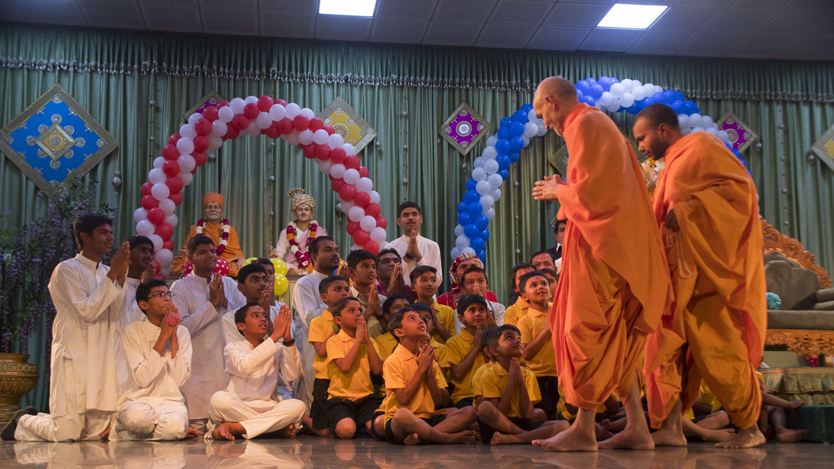 Children and karyakars doing darshan of Param Pujya Mahant Swami Maharaj, 20 Jan 2017