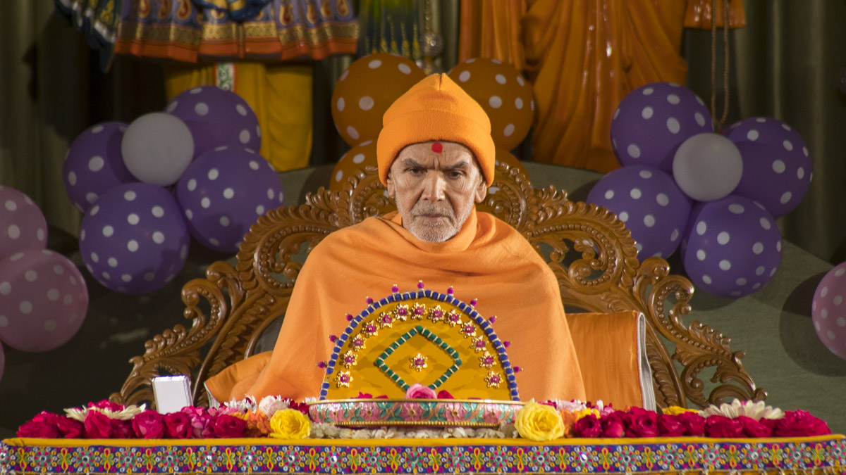 Param Pujya Mahant Swami Maharaj performs his morning puja, 21 Jan  2017