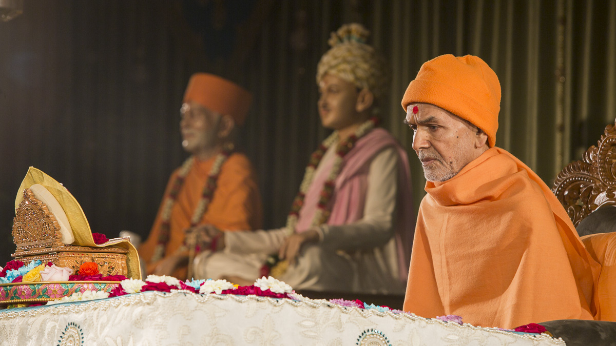 Param Pujya Mahant Swami Maharaj performs his morning puja, 22 Jan 2017