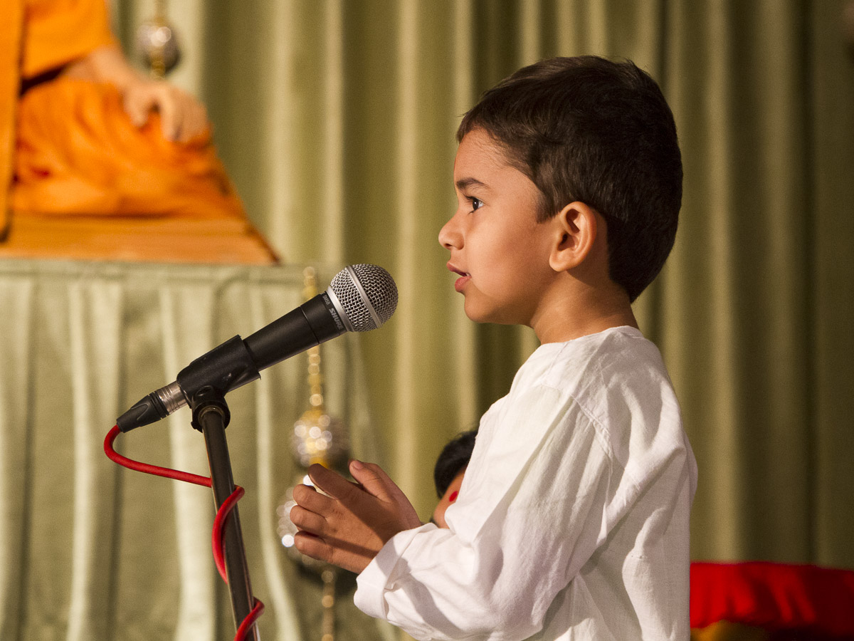 A child recites verses before Param Pujya Mahant Swami Maharaj, 22 Jan 2017