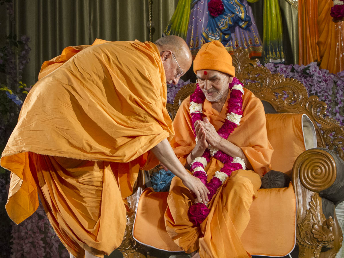 Pujya Ishwarcharan Swami honors Param Pujya Mahant Swami Maharaj with a garland, 22 Jan 2017