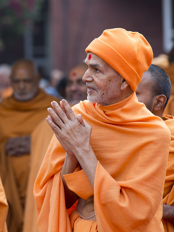 Param Pujya Mahant Swami Maharaj greets devotees with 'Jai Swaminarayan', 22 Jan 2017