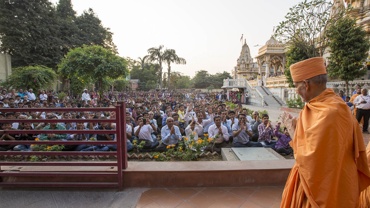 Param Pujya Mahant Swami Maharaj departs from Ahmedabad, 22 Jan 2017
