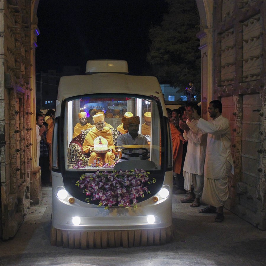 Param Pujya Mahant Swami Maharaj arrives at BAPS Shri Swaminarayan Mandir, Sarangpur, 22 Jan 2017