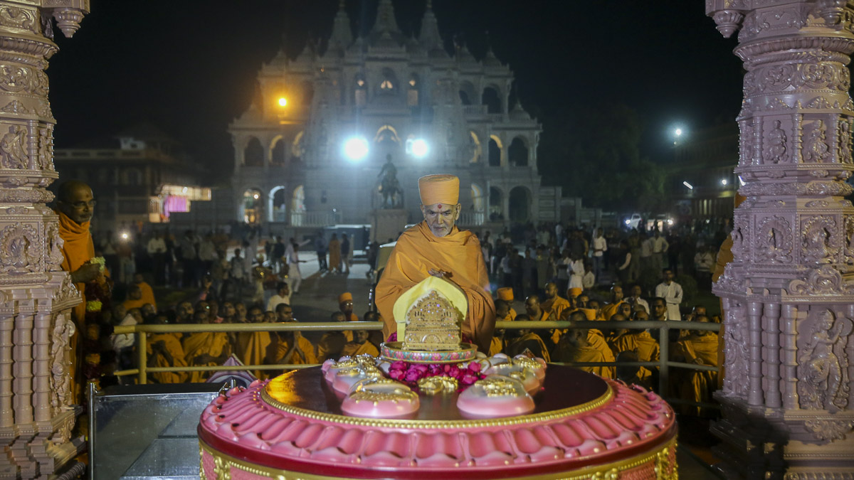 Param Pujya Mahant Swami Maharaj engrossed in darshan of Thakorji at Brahmaswarup Pramukh Swami Maharaj's samadhi, 22 Jan 2017