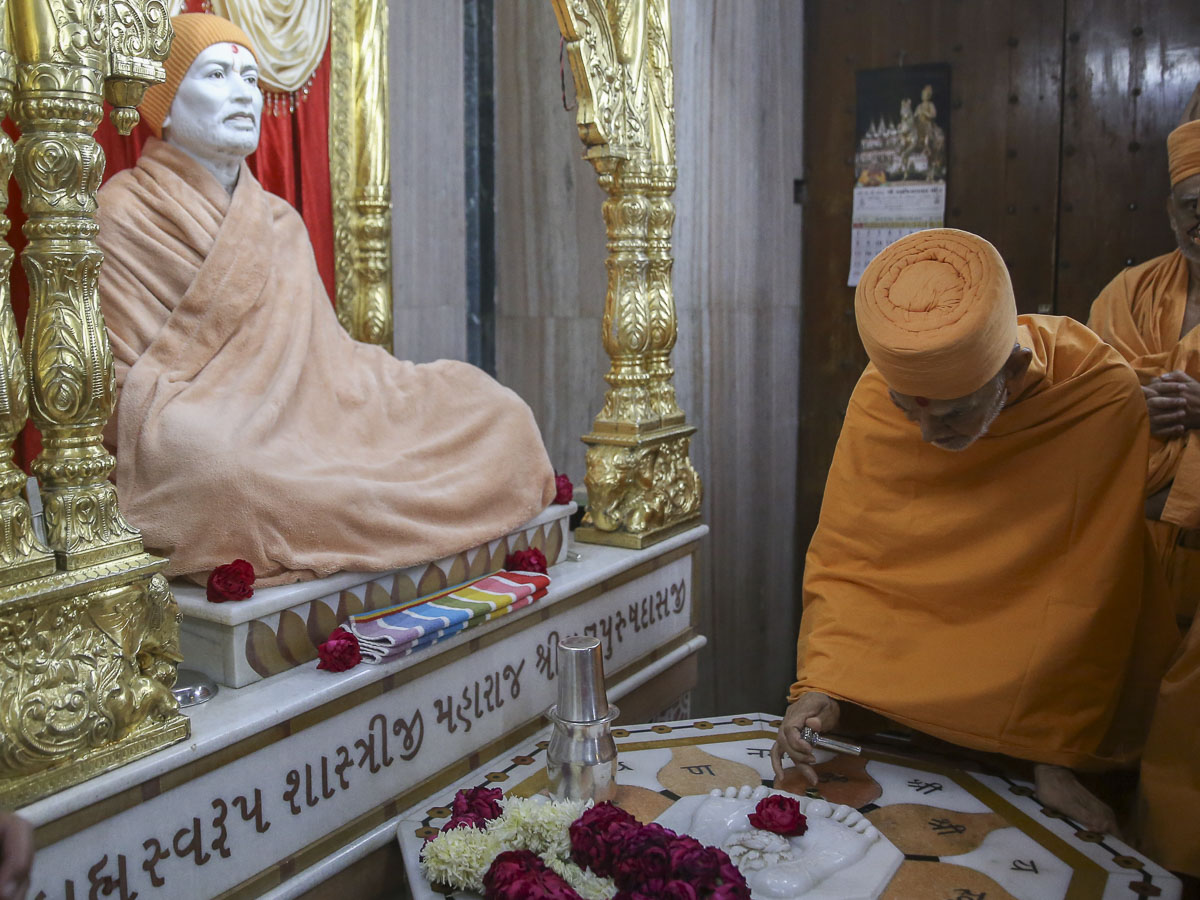 Param Pujya Mahant Swami Maharaj engrossed in darshan at Shri Yagnapurush Smruti Mandir, 22 Jan 2017