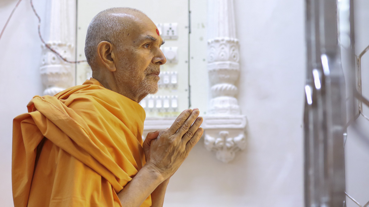 Param Pujya Mahant Swami Maharaj engrossed in darshan of Thakorji, 22 Jan 2017