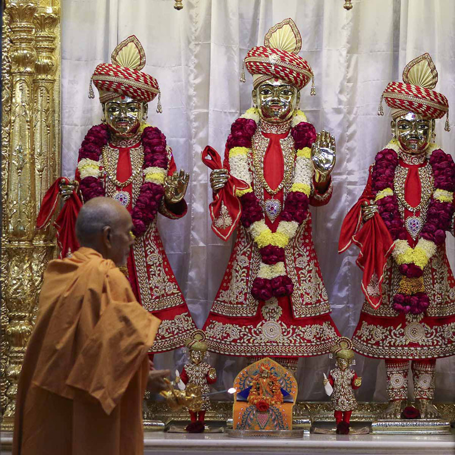 Param Pujya Mahant Swami Maharaj performs evening arti, 22 Jan 2017