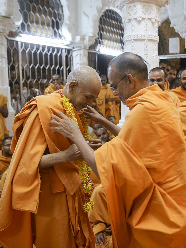 Narayanmuni Swami welcomes Param Pujya Mahant Swami Maharaj with a garland, 22 Jan 2017