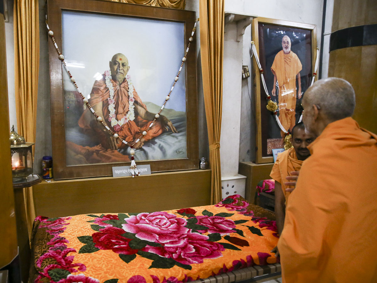 Param Pujya Mahant Swami Maharaj engrossed in darshan of Brahmaswarup Shastriji Maharaj in the Rangmandap, 22 Jan 2017