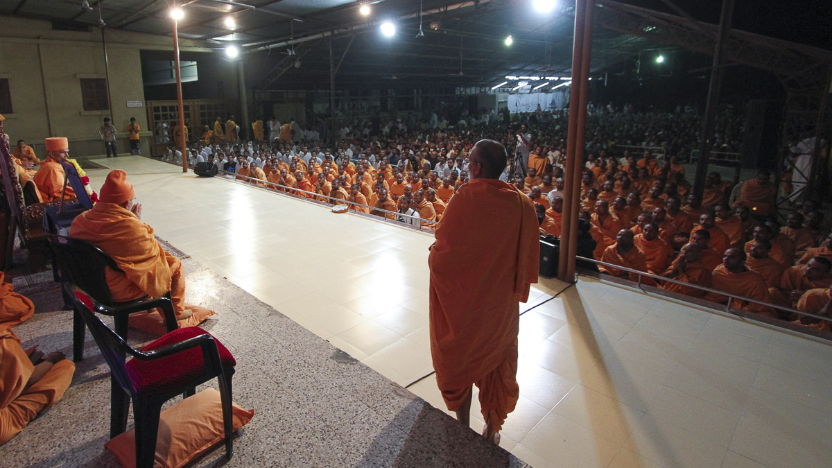 Param Pujya Mahant Swami Maharaj during the welcome assembly, 22 Jan 2017