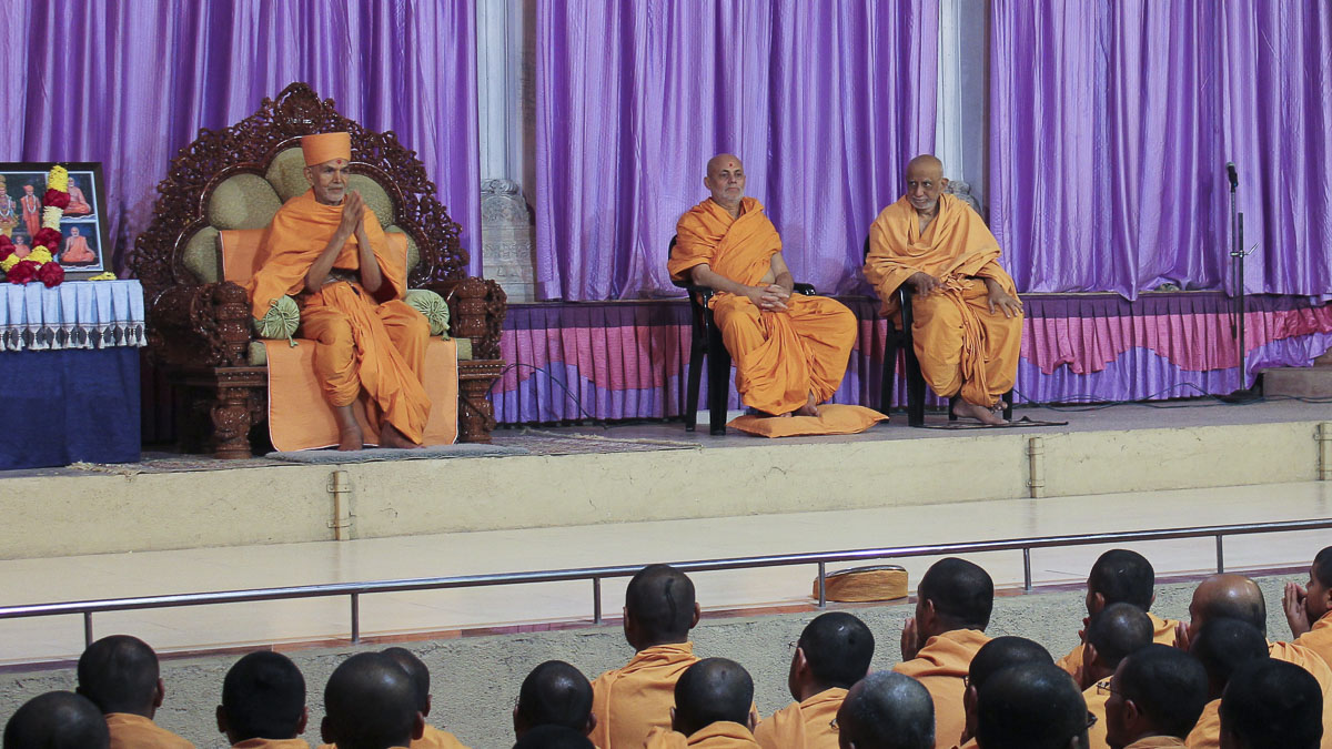 Param Pujya Mahant Swami Maharaj greets all with 'Jai Swaminarayan', 22 Jan 2017