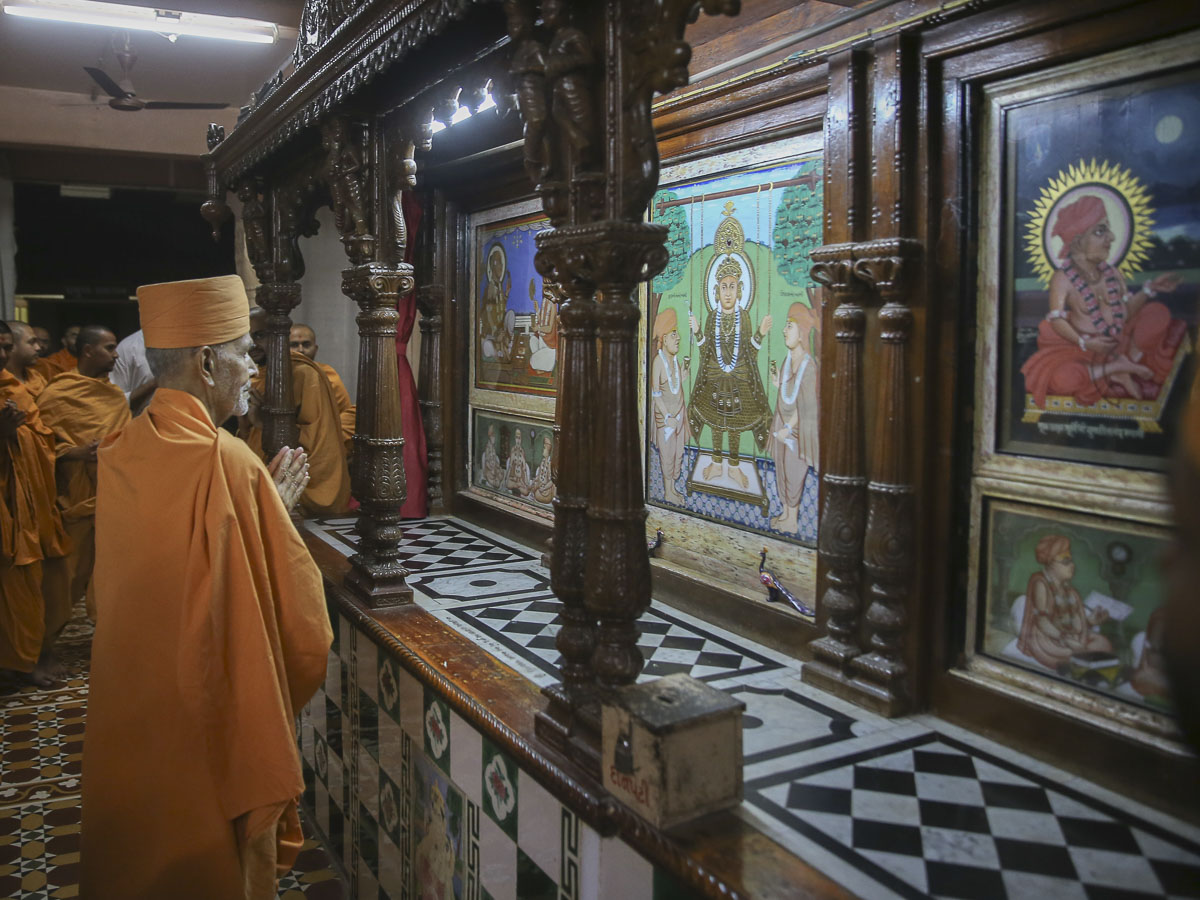 Param Pujya Mahant Swami Maharaj engrossed in darshan of Thakorji in the assembly hall, 22 Jan 2017