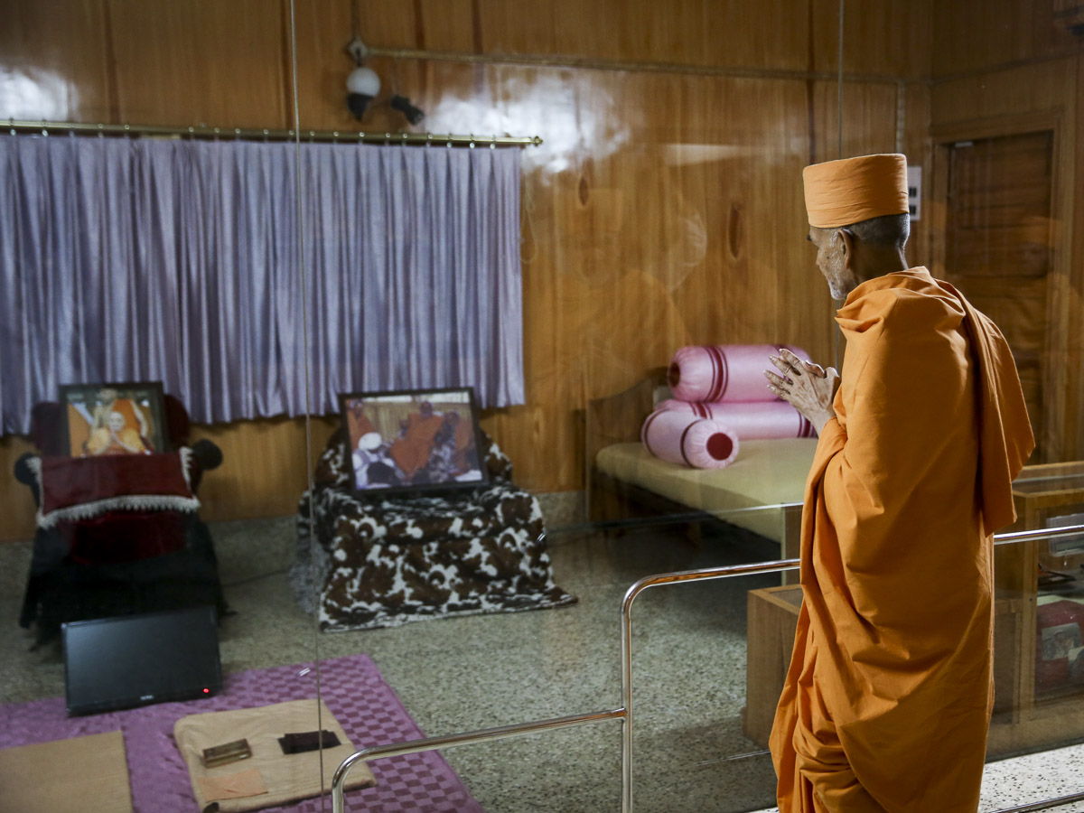 Param Pujya Mahant Swami Maharaj doing darshan in the old room of Brahmaswarup Pramukh Swami Maharaj, 22 Jan 2017