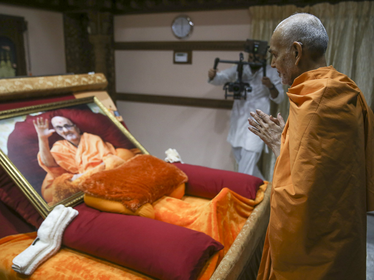 Param Pujya Mahant Swami doing darshan of Brahmaswarup Pramukh Swami Maharaj's room, 22 Jan 2017