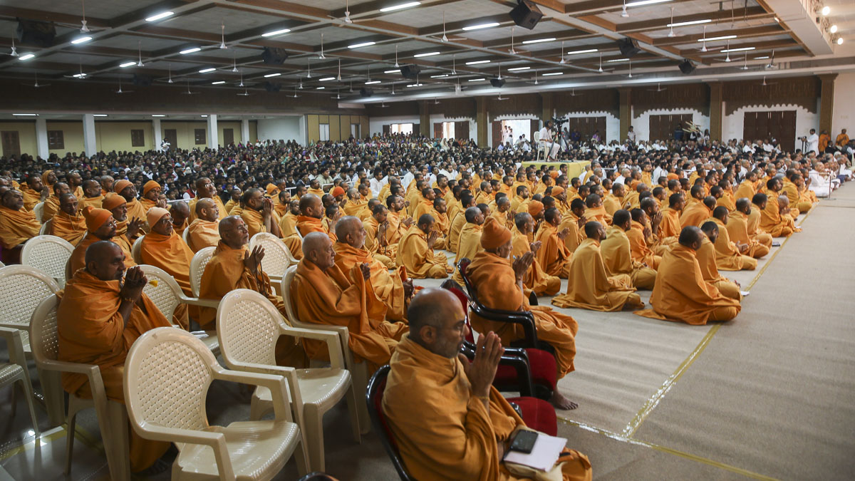 Sadhus and devotees doing Param Pujya Mahant Swami Maharaj's puja darshan, 23 Jan 2017